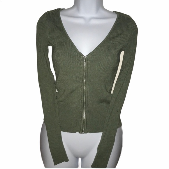 H&M Sweaters - 🔥H&M Olive V-Neck Ribbed Top - XS